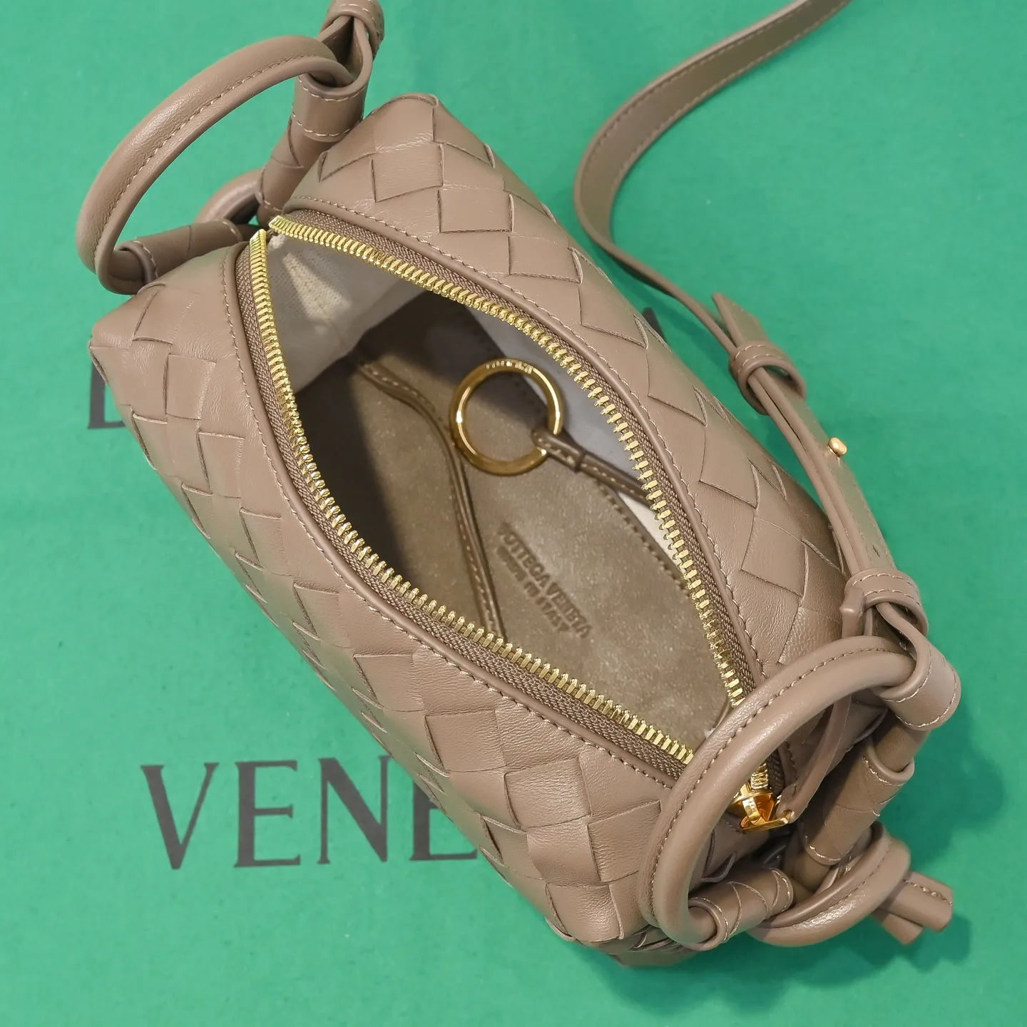 Batch 1360 BOTTEGA VENETA new loop is here! ! Many girls who like BV have owned the Loop bag. It has a simple appearance, classic weaving, and a compact and lightweight bag shape. This innovation continues the "camera bag" shape. Unlike the traditional Loop bag, which can only be worn as a crossbody bag, this innovation It can be carried by hand or cross-body, satisfying both the concave shape and daily needs. The oversized buckle can be folded and used as a handle. The sultry heat in summer ☀️ usually reduces people's desires. Having a lightweight bag will greatly enhance the happiness of traveling🫧 Style number: 6615 Size: 19*12*9cm
